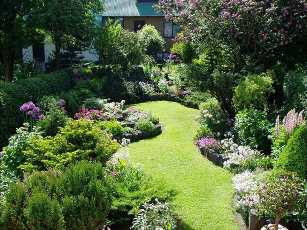 Neu gestalteter Garten mit Bepflanzung und Naturstein